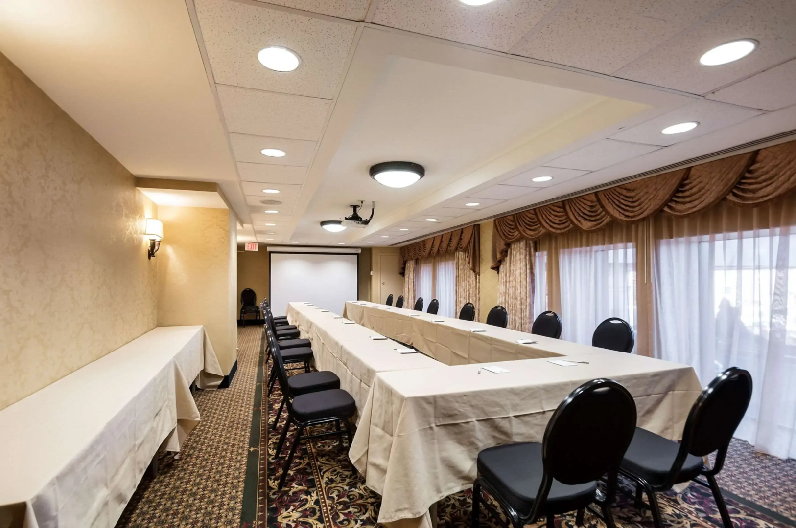Arlington Court Suites, a Clarion Collection Hotel