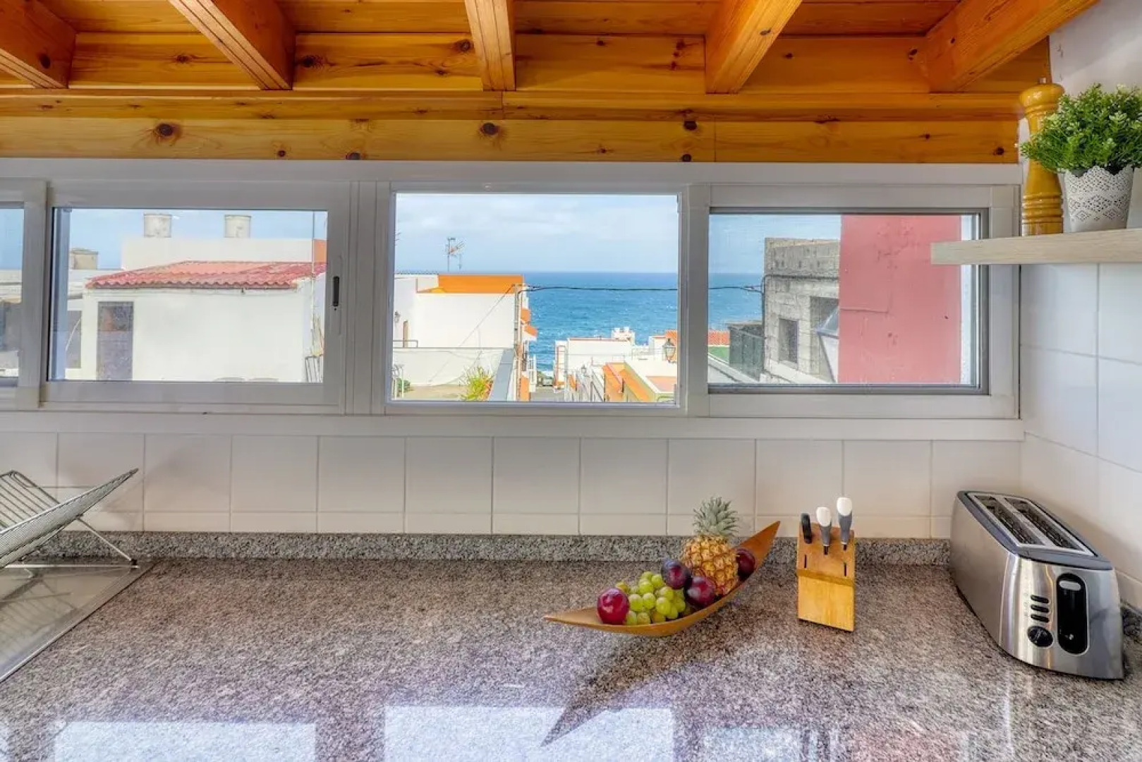 Spacious Terrace House w Ocean View 100m to the Beach