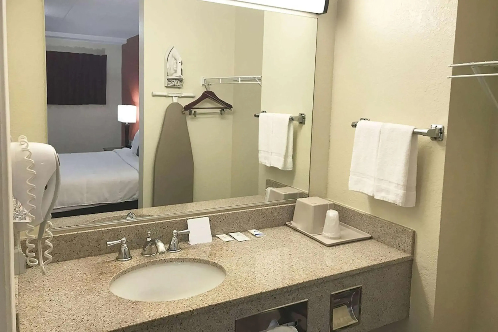 Super 8 By Wyndham Greensburg/Latrobe