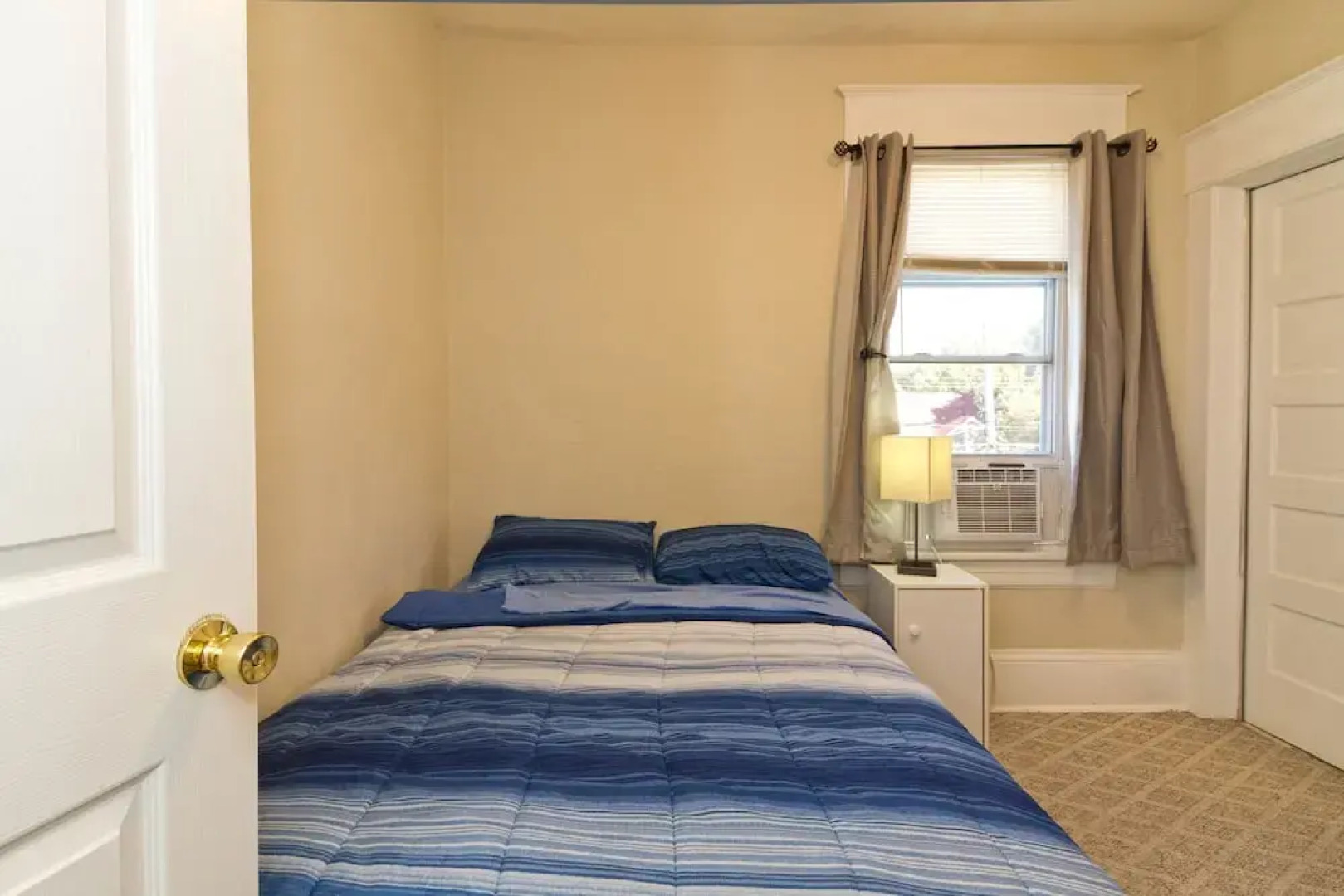 Fully Furnished 4-bedroom Located on a Quiet Block