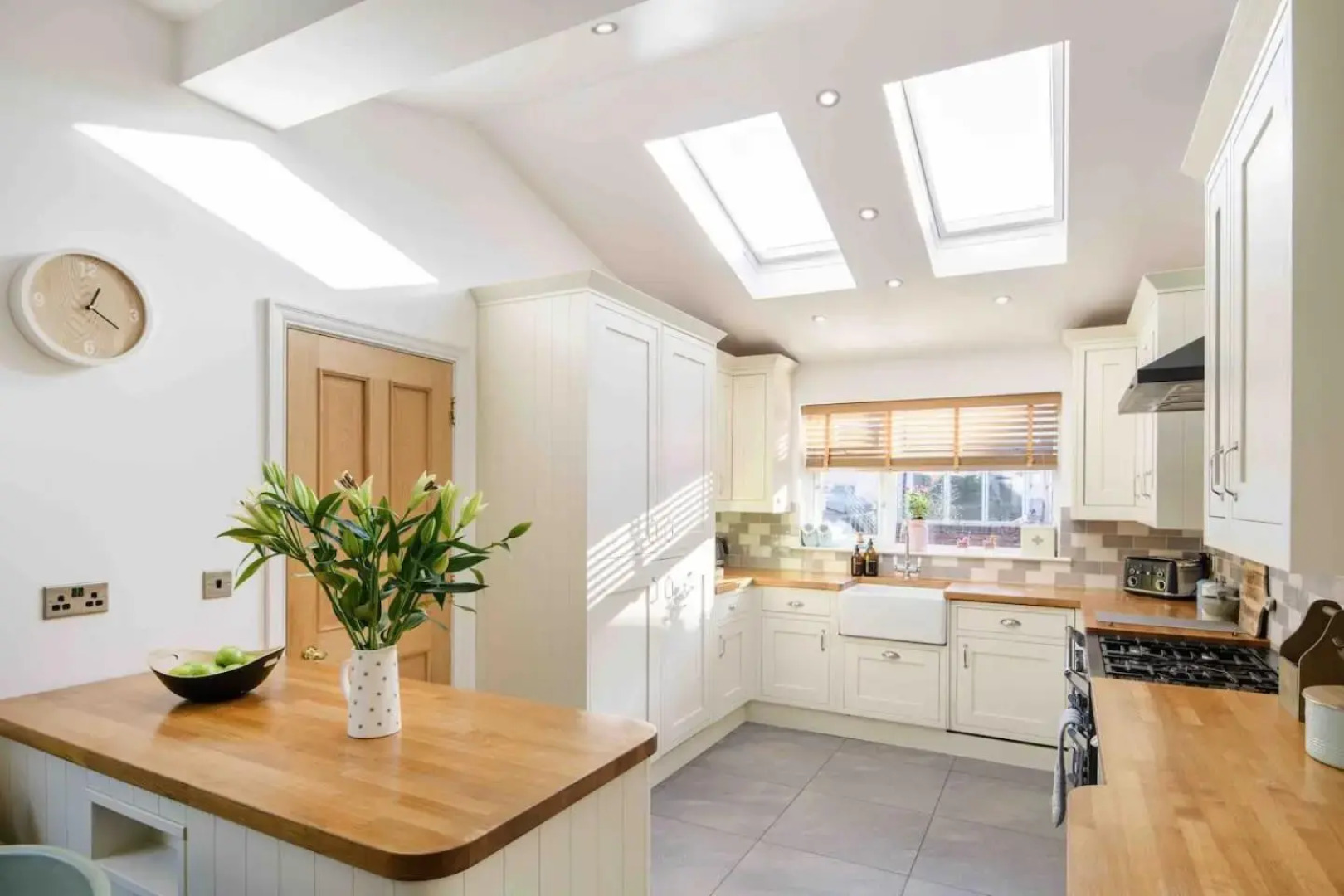 LUXURY Coastal 4 Bed FAMILY Home In Whitley Bay - 5 Mins To The Beach - Sleeps 9