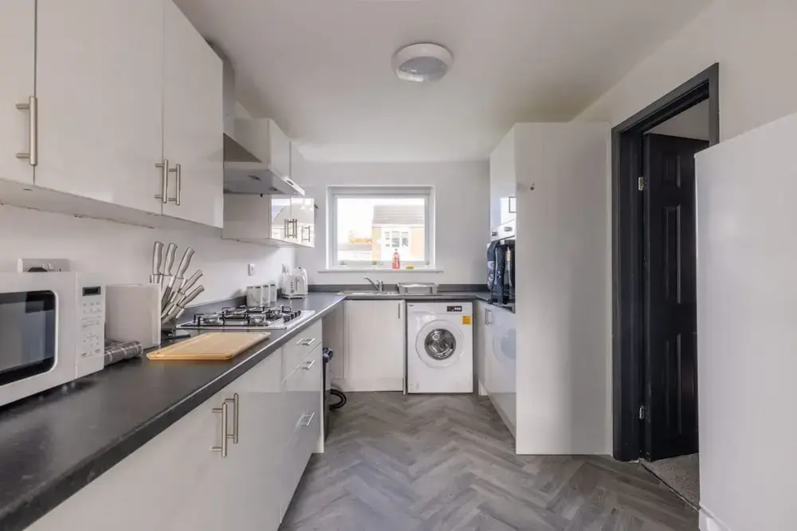 Modern 3 Bed House-free Parking