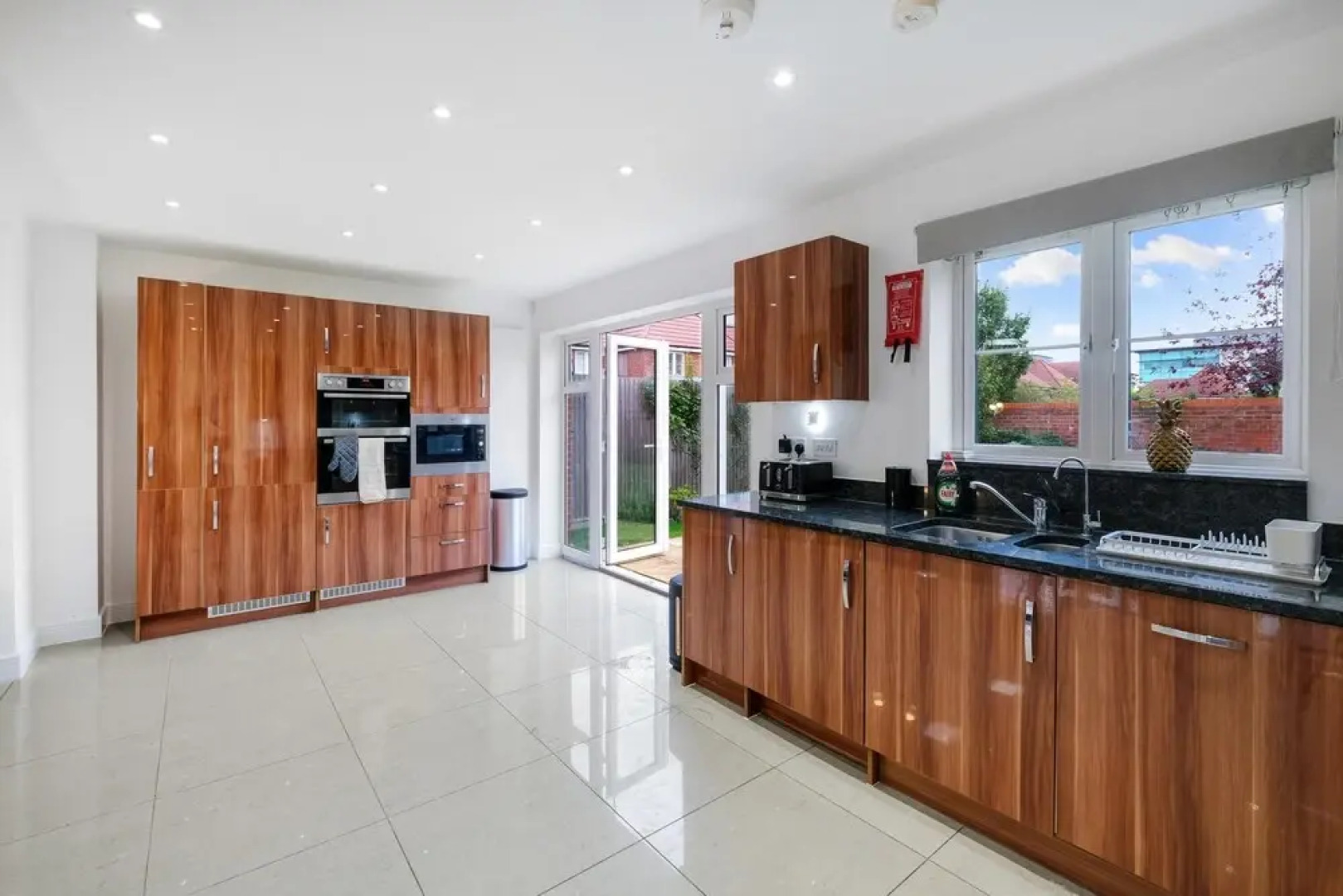 Luxury 5 bedroom Serviced Hse Leavesden