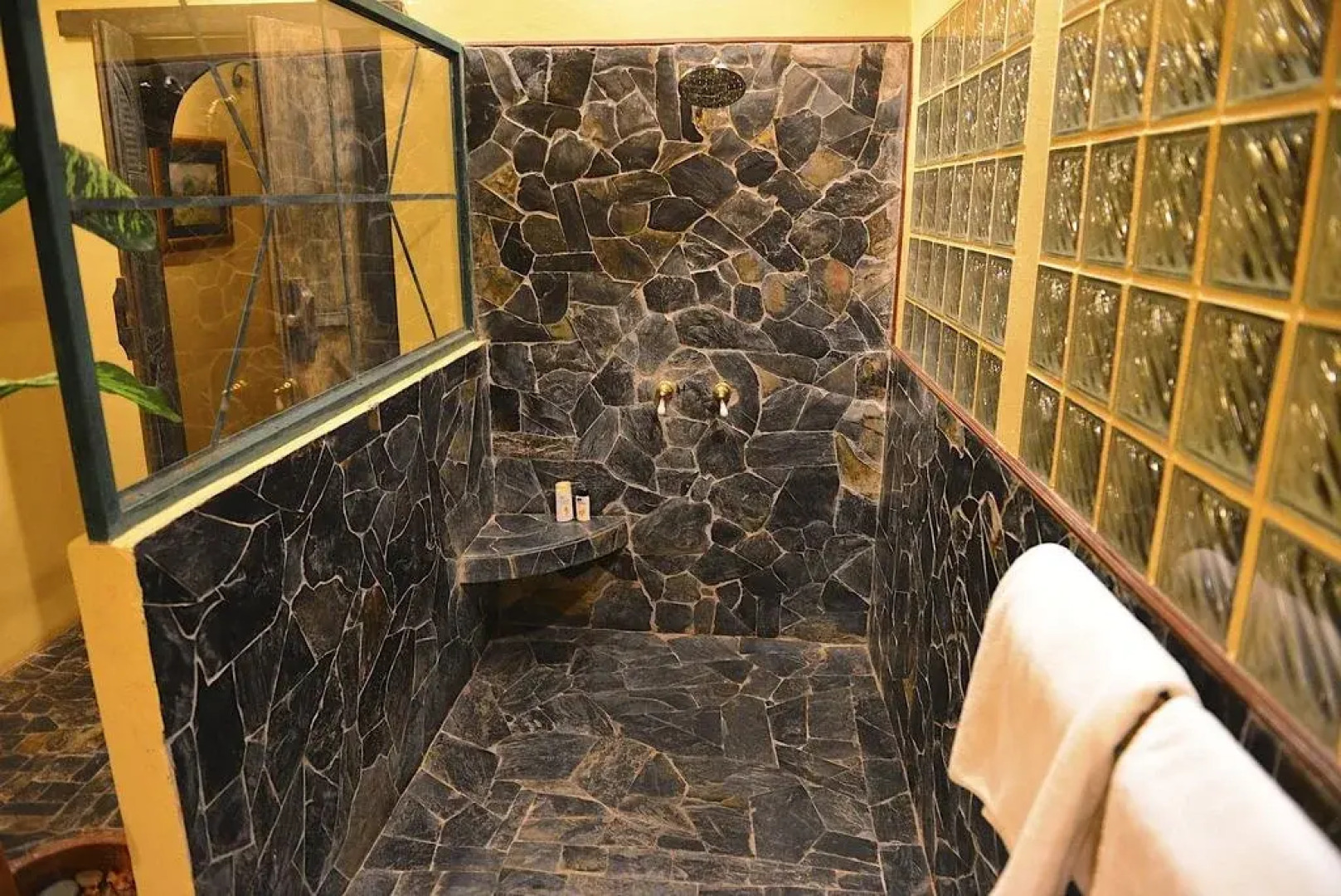 Away Chiang Kham Villa