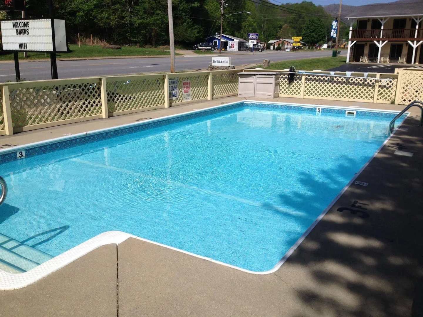 Travelowe's Motel