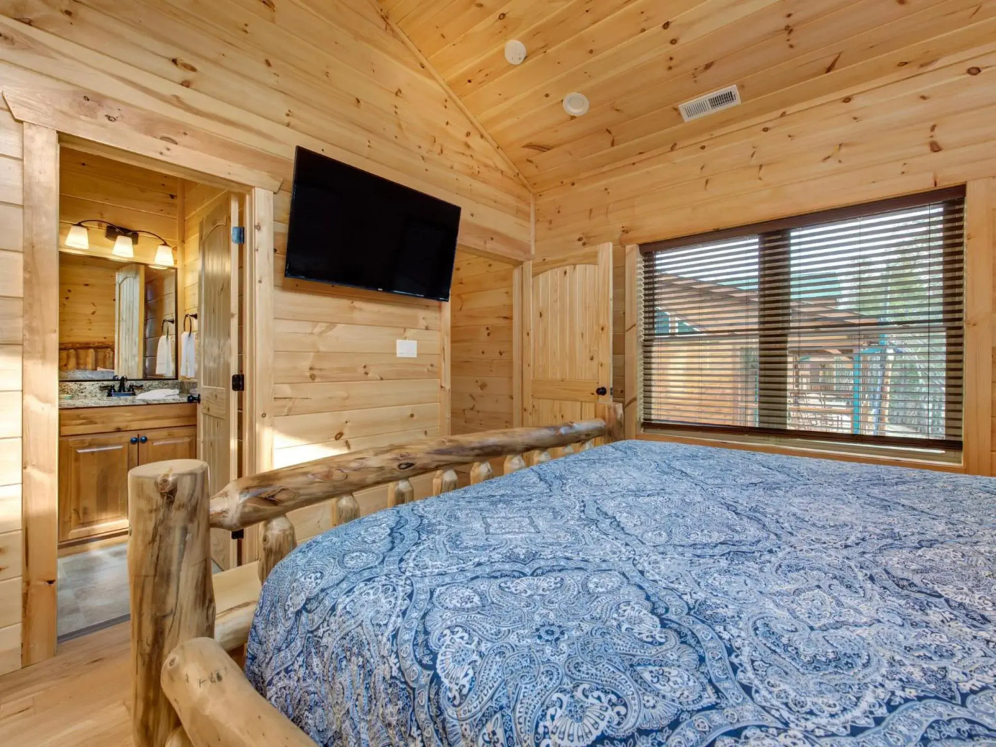 Gatlinburg Escape, 5 Bedrooms, Hot Tub, Arcade, Game Room, Sleeps 16