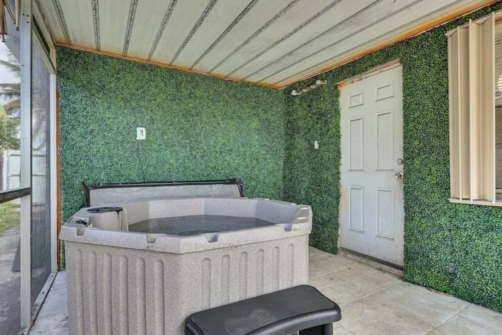 Hot Tub Haven: 4 Mi to Hard Rock Stadium!