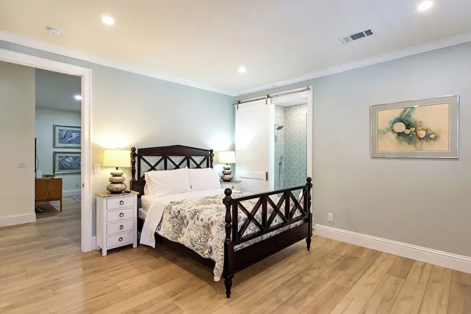 Tuscan Vacation Rental. Stylish 3-Bedroom Getaway Near Vanderbilt Beach Enjoy a Private Pool, Spacious Layout, and Modern Comforts Perfect for Families, Groups, and Pet-Friendly Stays