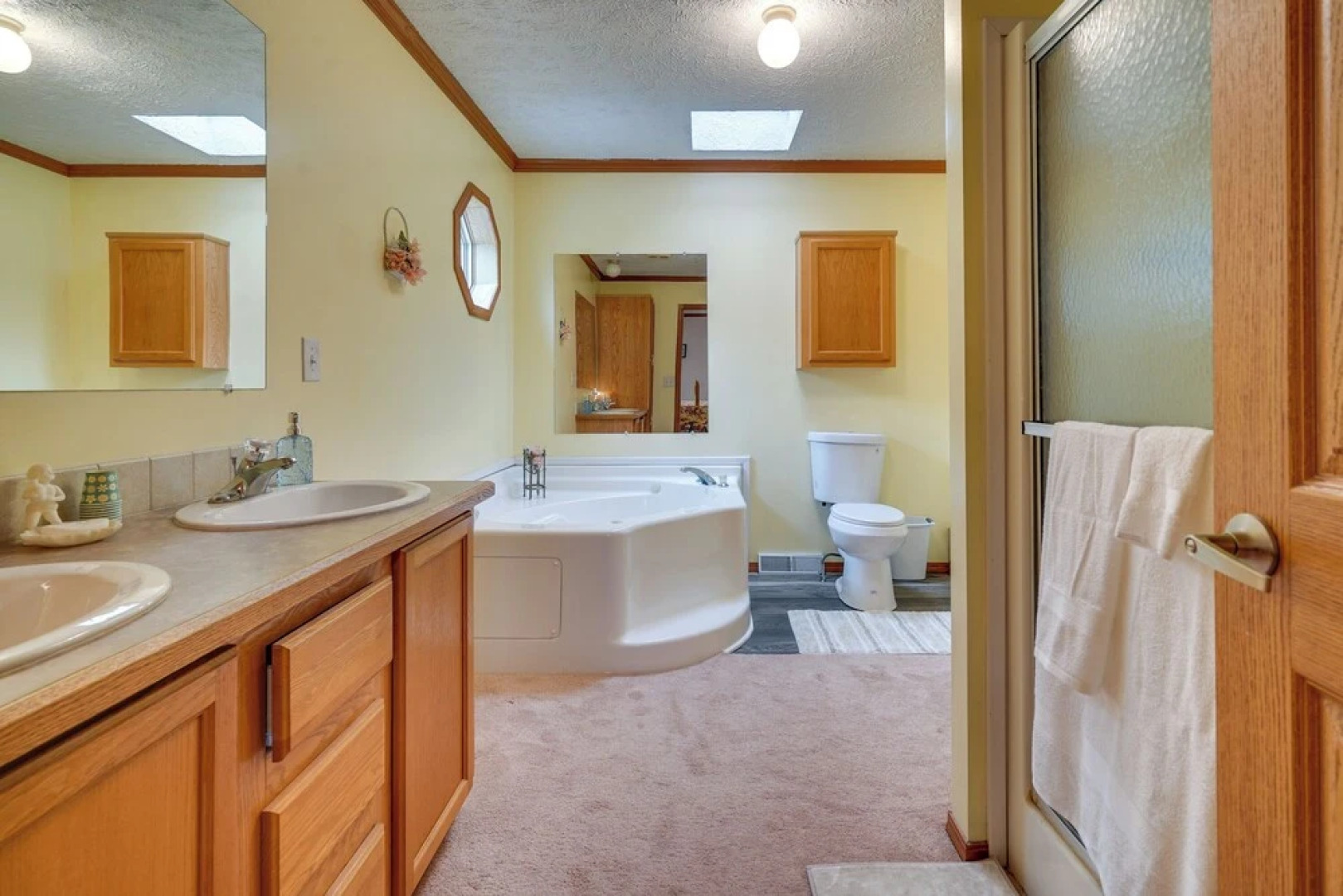 Serene Zanesville Getaway: Hot Tub, 2 Decks!