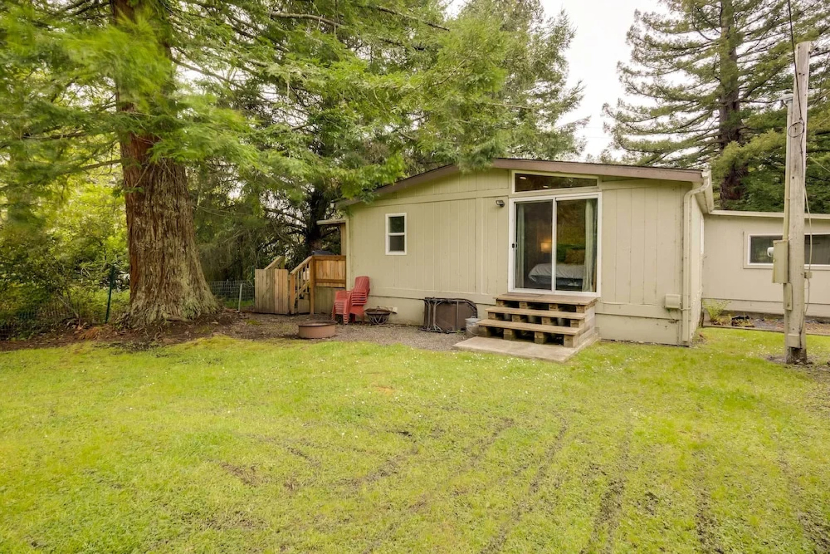 Brookings Home w/ Deck, 1/2 Mi to Harris Beach!