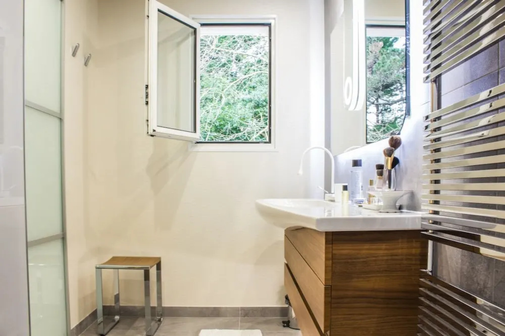 Spacious Apartment With Balcony / Terrace Crossing in Green Surroundings