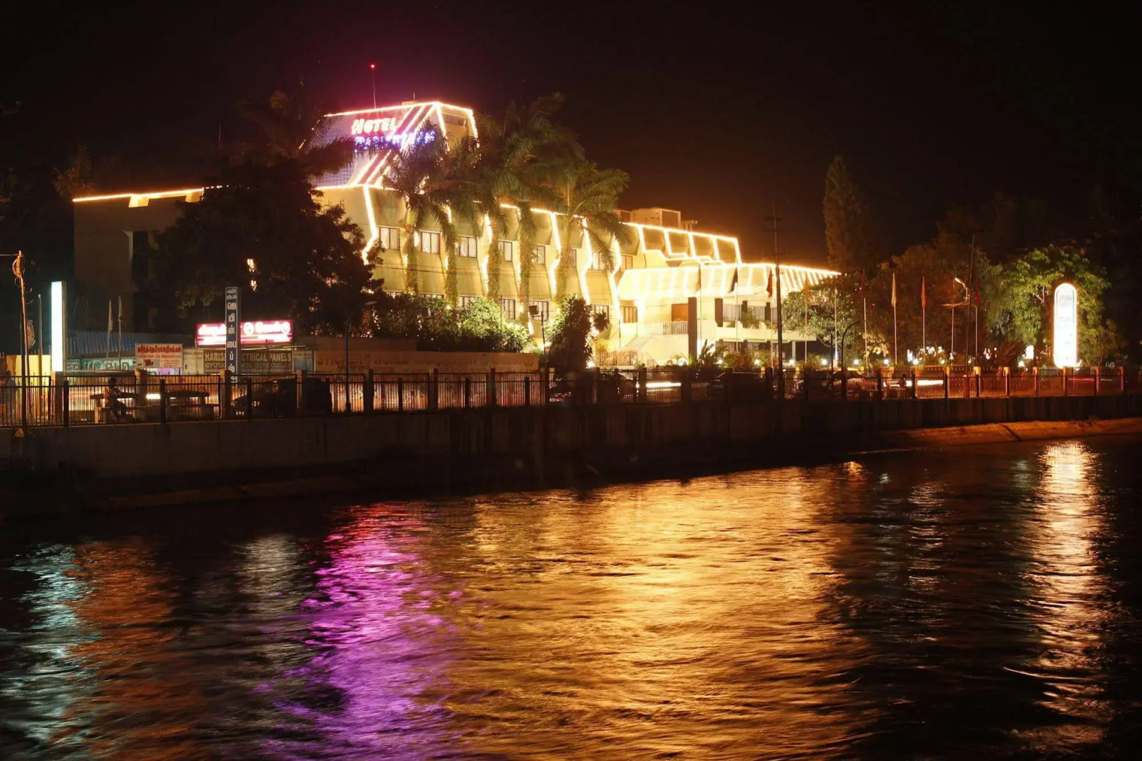 Hotel Parisutham