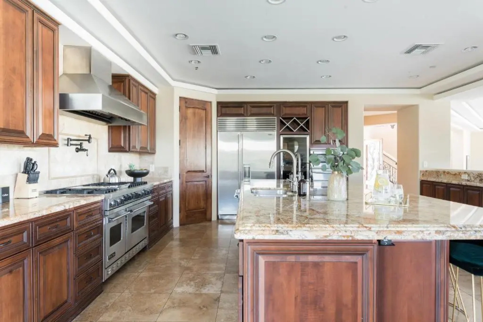 Sunbeam by Avantstay Elegant, Private Desert Home w/ Infinity Pool, Spa & View