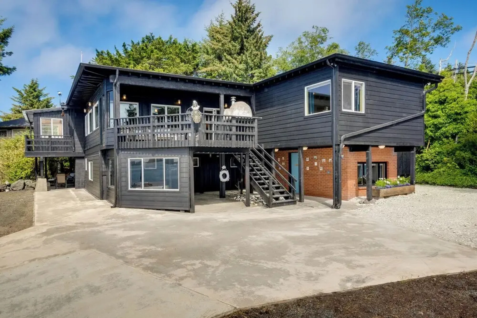 Waterfront Coos Bay Retreat w/ Kayaks!