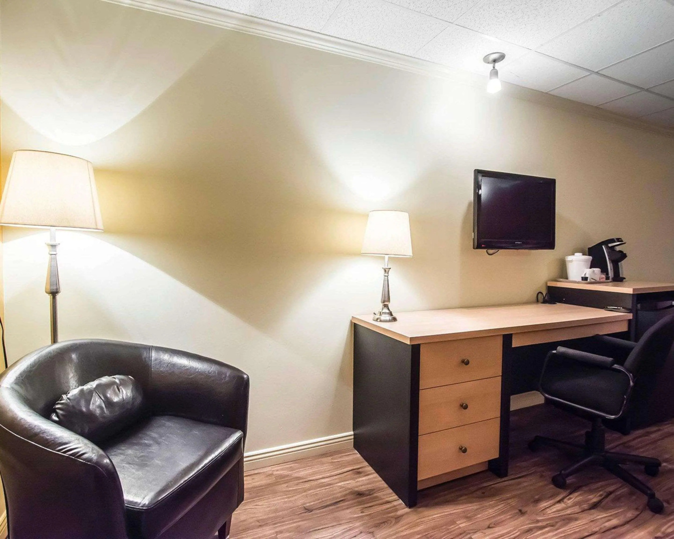 Econo Lodge Inn & Suites