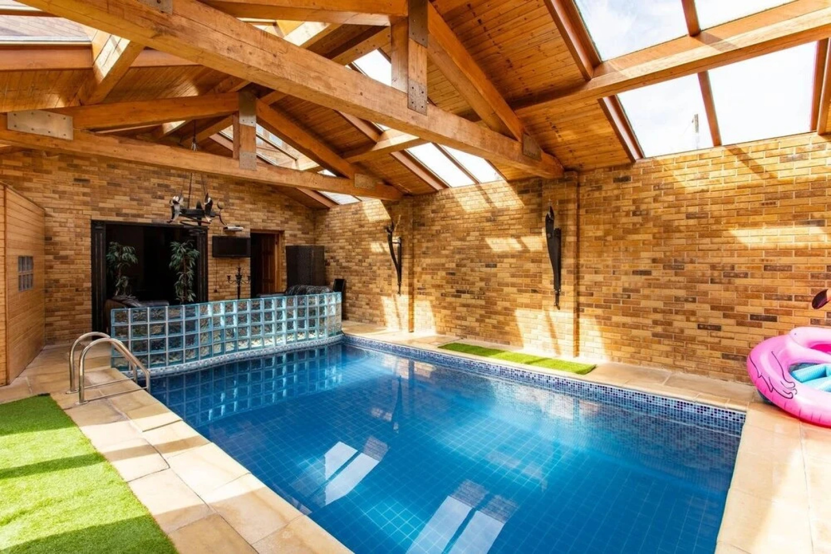 4 Bed House with Swimming pool and Sauna