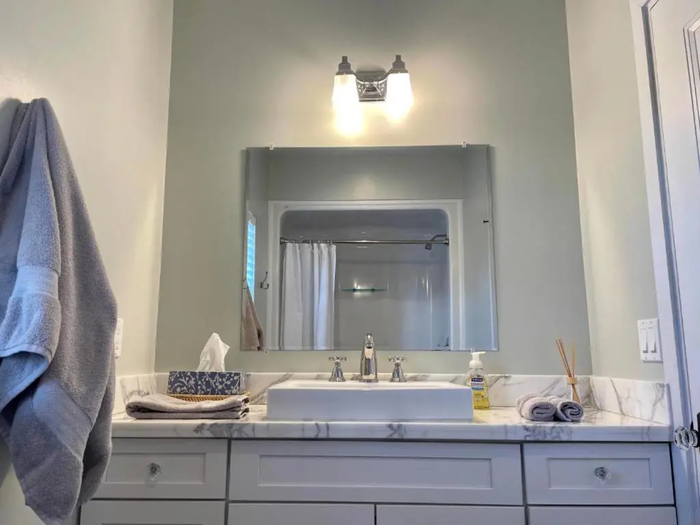 Grey Mist Modern 3bd 2ba on Quiet Street