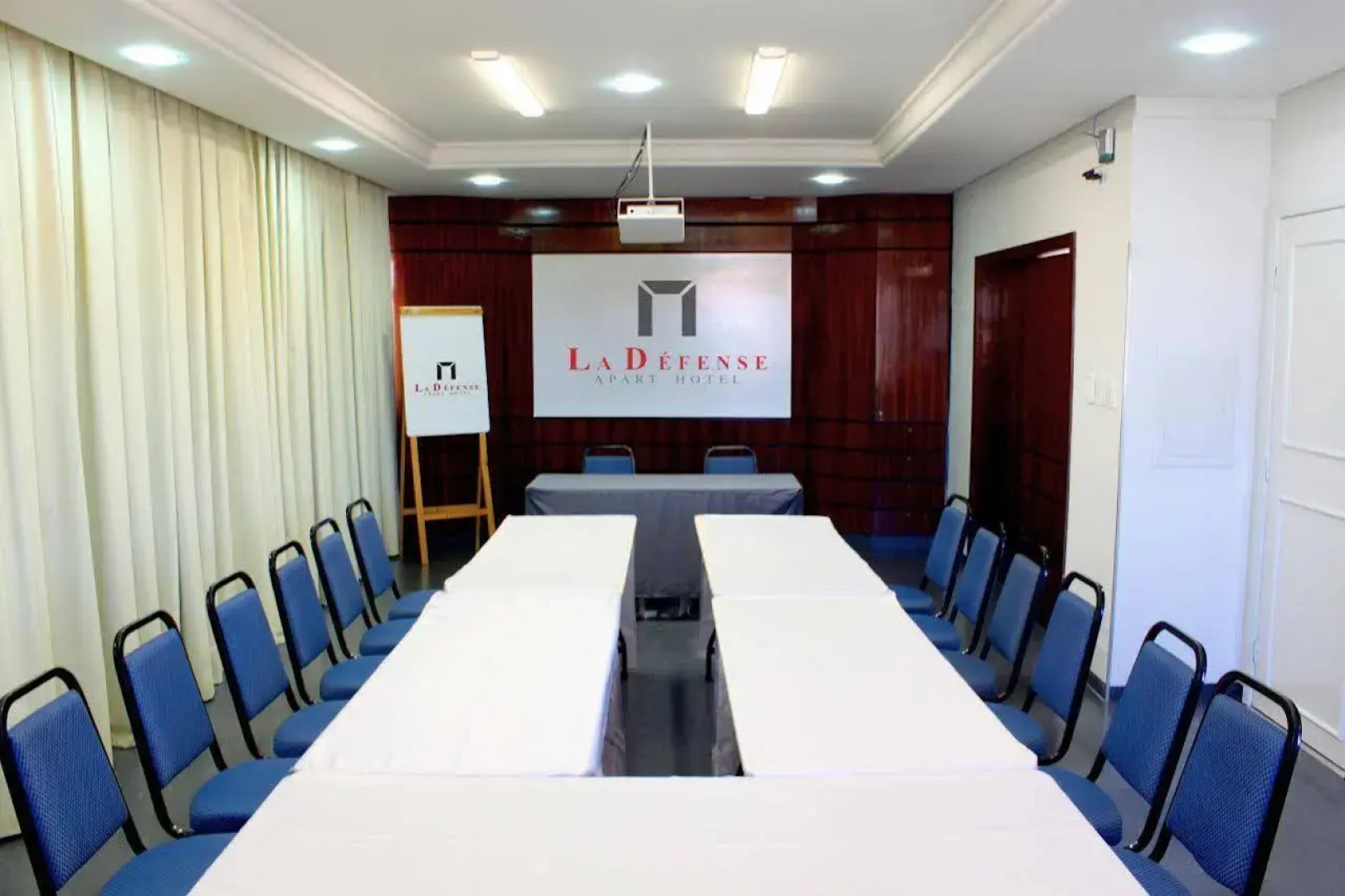 La Defense Apart Hotel