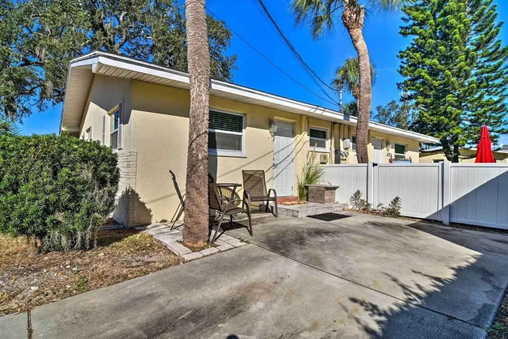 Comfy Dunedin Escape: 1 Block to Main Street!