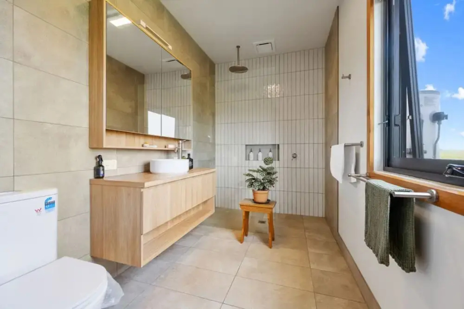 Modern Coastal Escape Pet Friendly With Fireplace