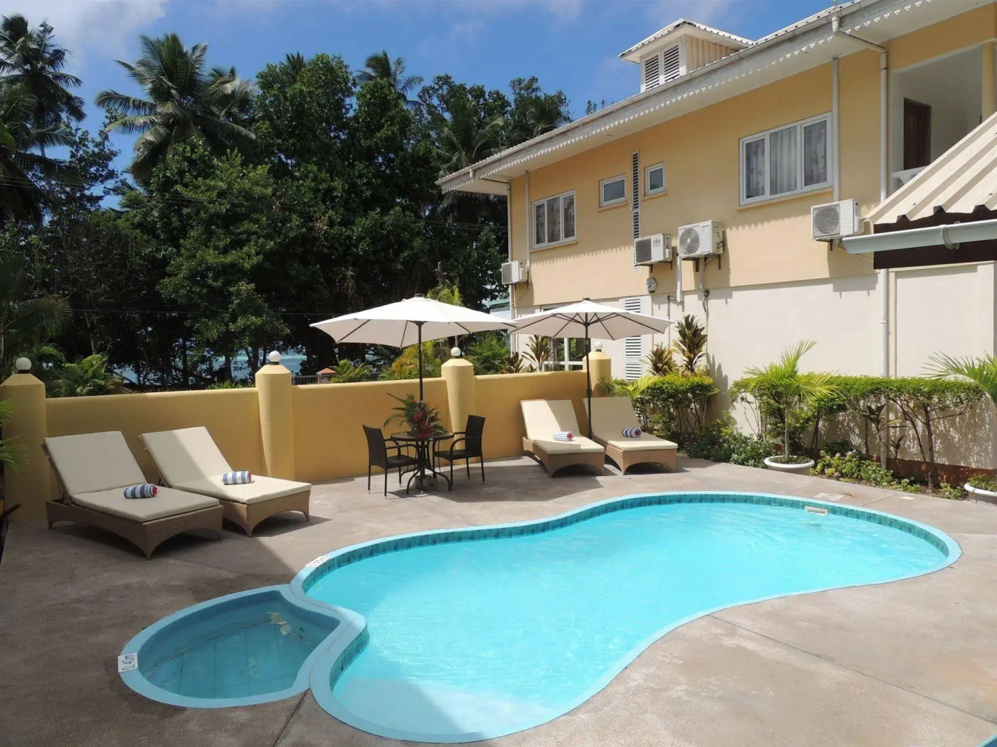 Reef Holiday Apartments