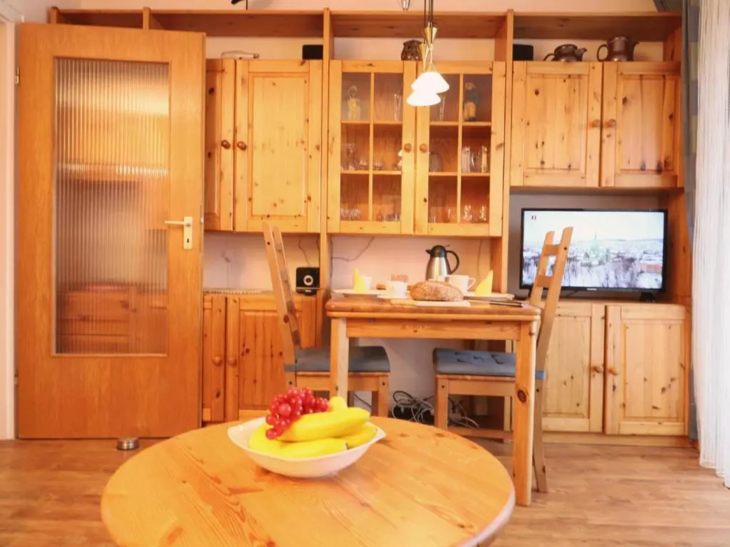 Freundliches 2-Zimmer-Appartement mit Kieferneinrichtung und einem Balkon.