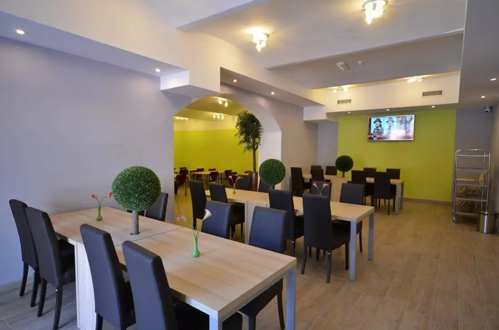 Emonec Hotel