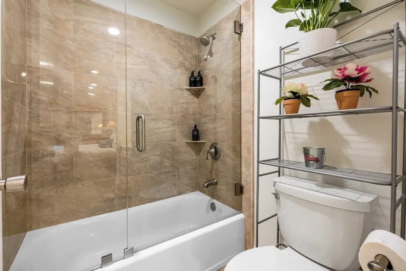 Walk to Beach Pool, Hot Tub, Private Patio, Parking Seabreeze Retreat