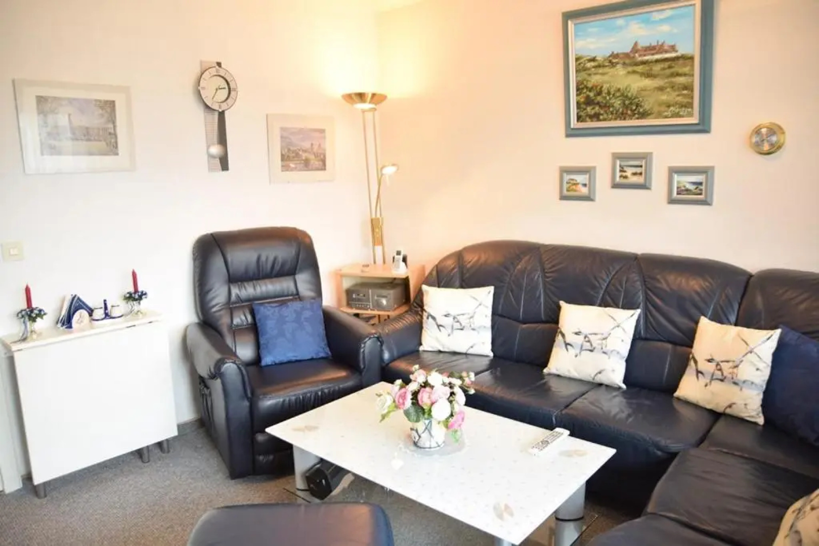 2-Zimmer-Appartement im 1. Obergeschoss mit Hallenschwimmbad und Sauna.