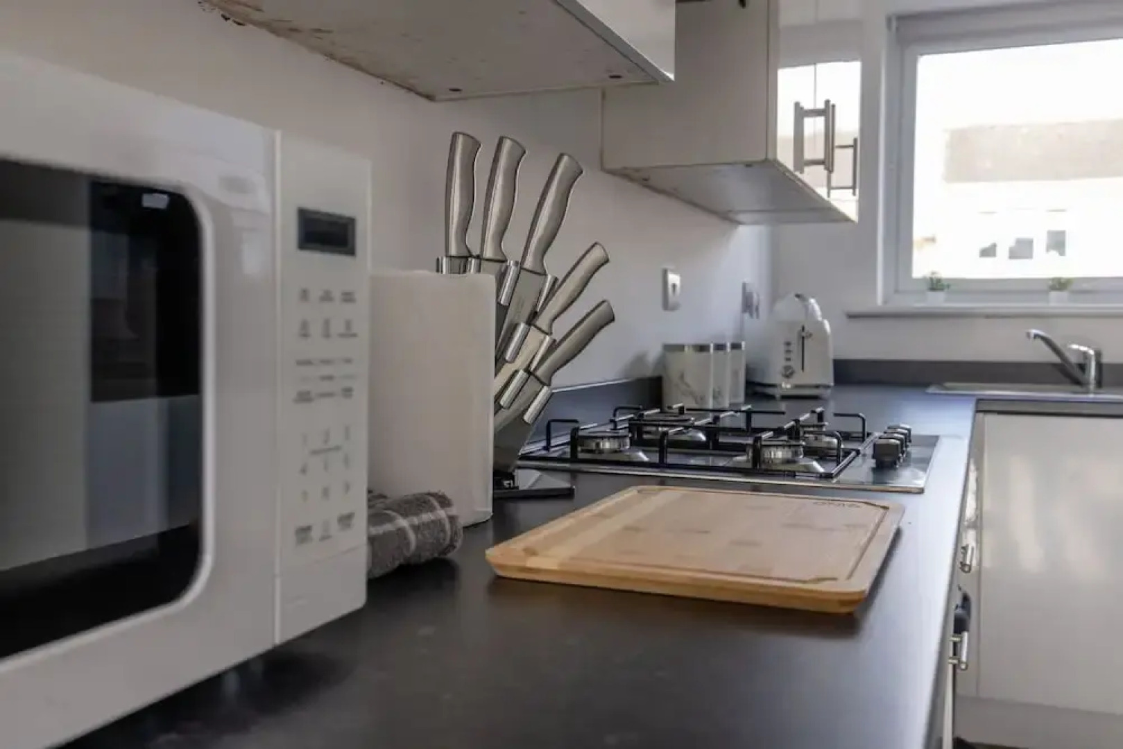 Modern 3 Bed House-free Parking