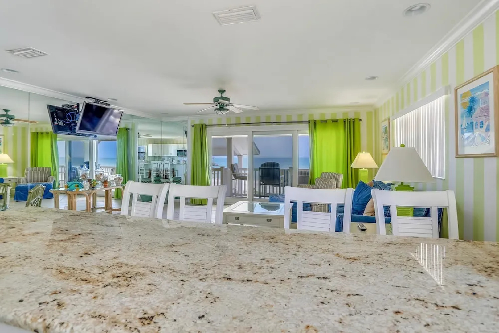 Sunset Villas 4 Awesome Views/2 Balconies/pool/deck/bbq!