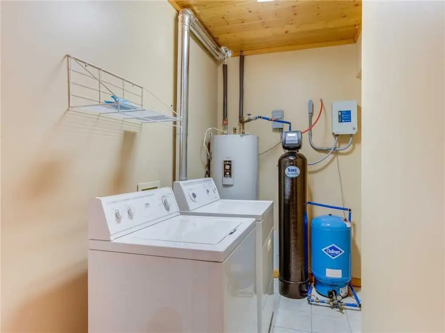 Naughty by Nature 1 Bedroom Home with Hot Tub