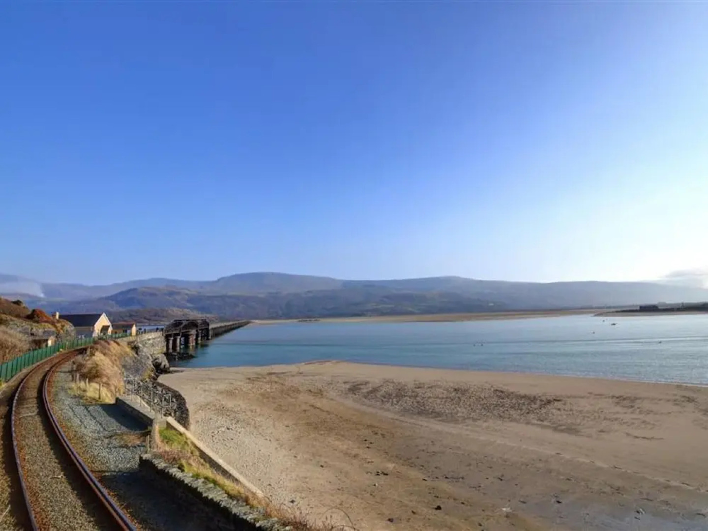 Modern Apartment Near the Estuary of the Mawddach River