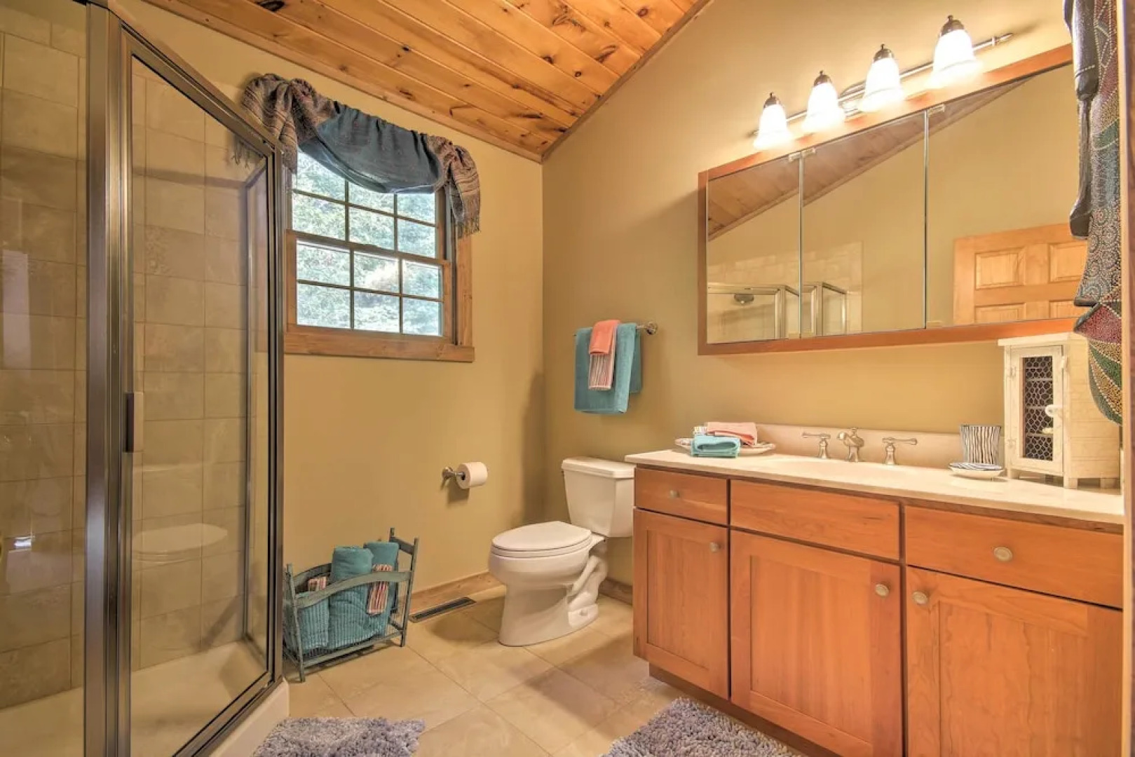 Couples Cabin - 5 Mi to DT Berkeley Springs!