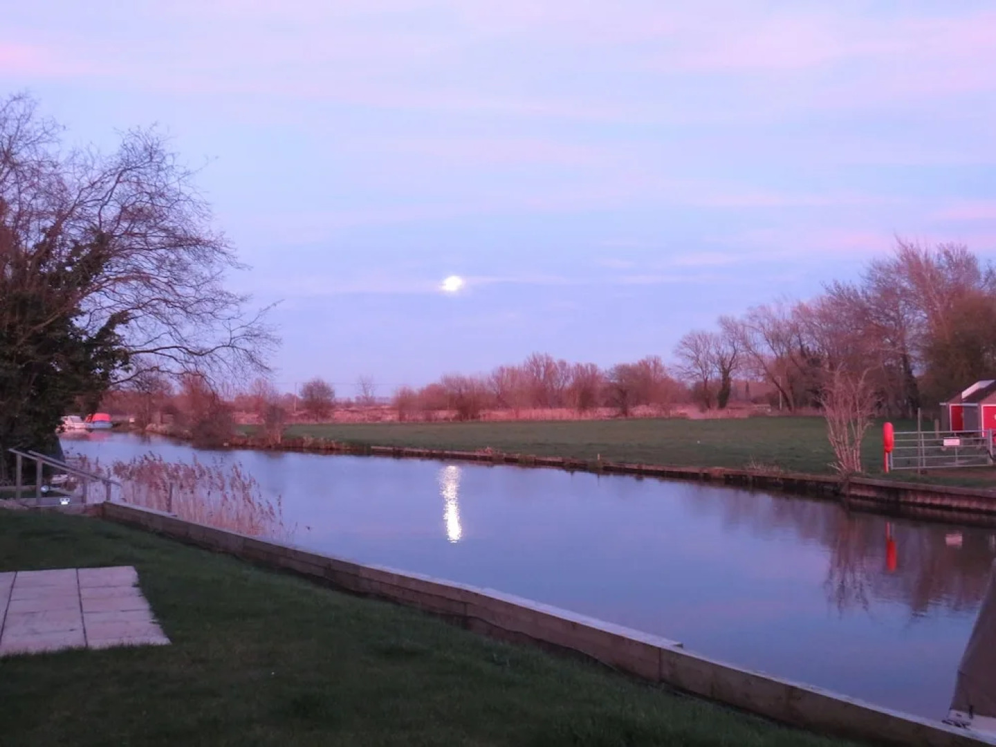 Riverside 2-bed Cottage, Sleeps 3 With Parking