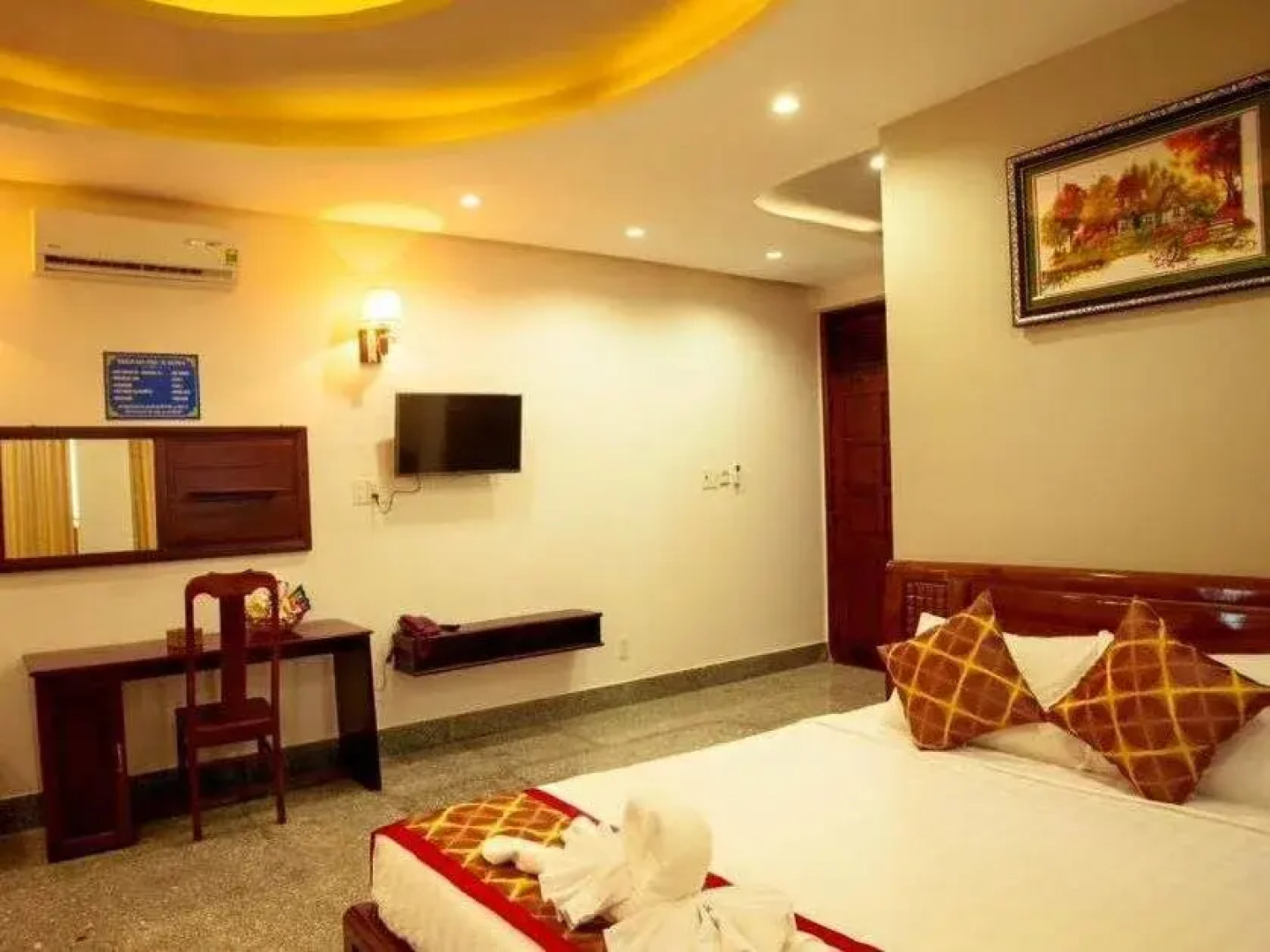 Hoang Vu Bien Ho Hotel