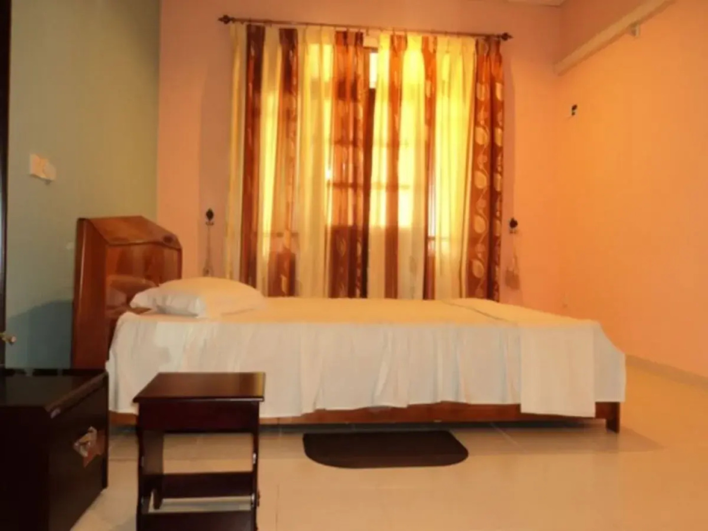 Lake Edge Holiday Inn