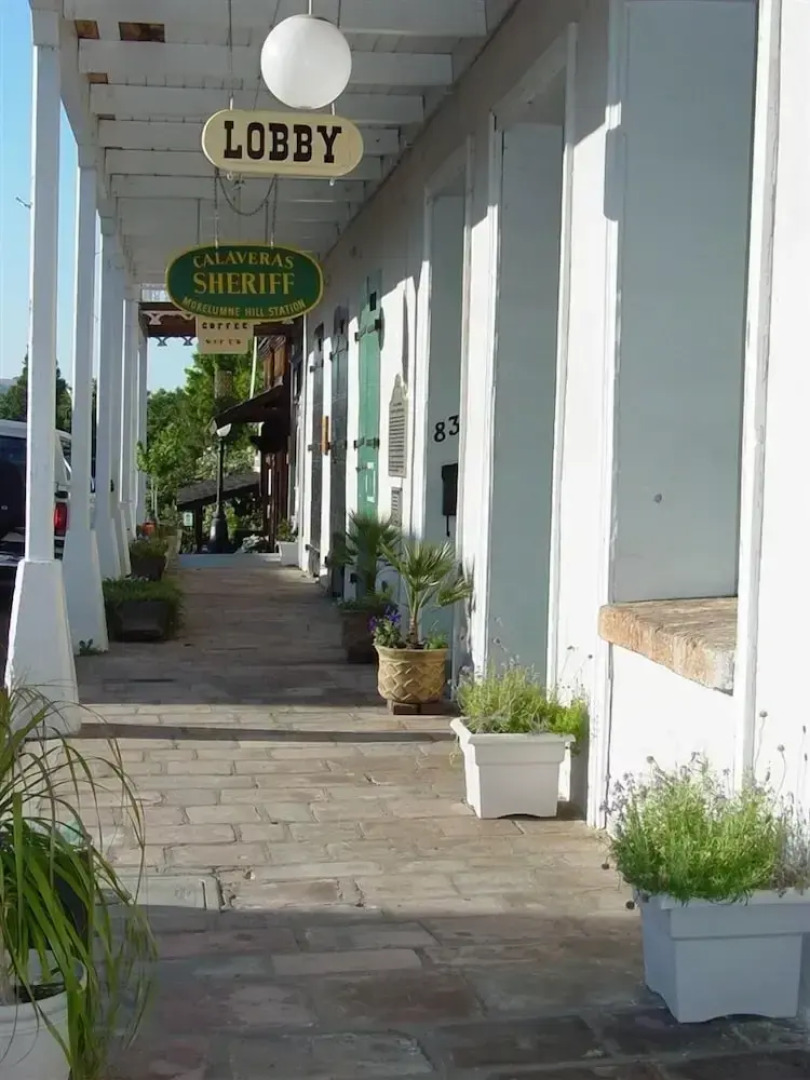 Hotel Léger Restaurant & Saloon