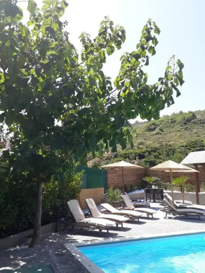 Almirikia Apartments & Rooms