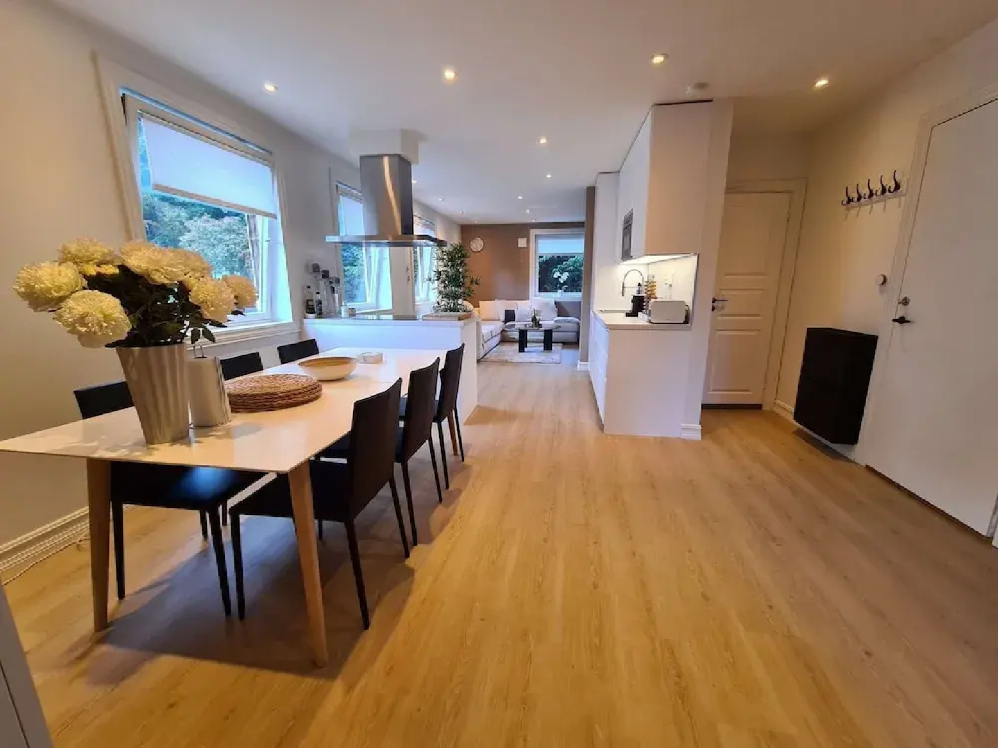 Bright And Modern - 2-bedroom, Central, Free Parking