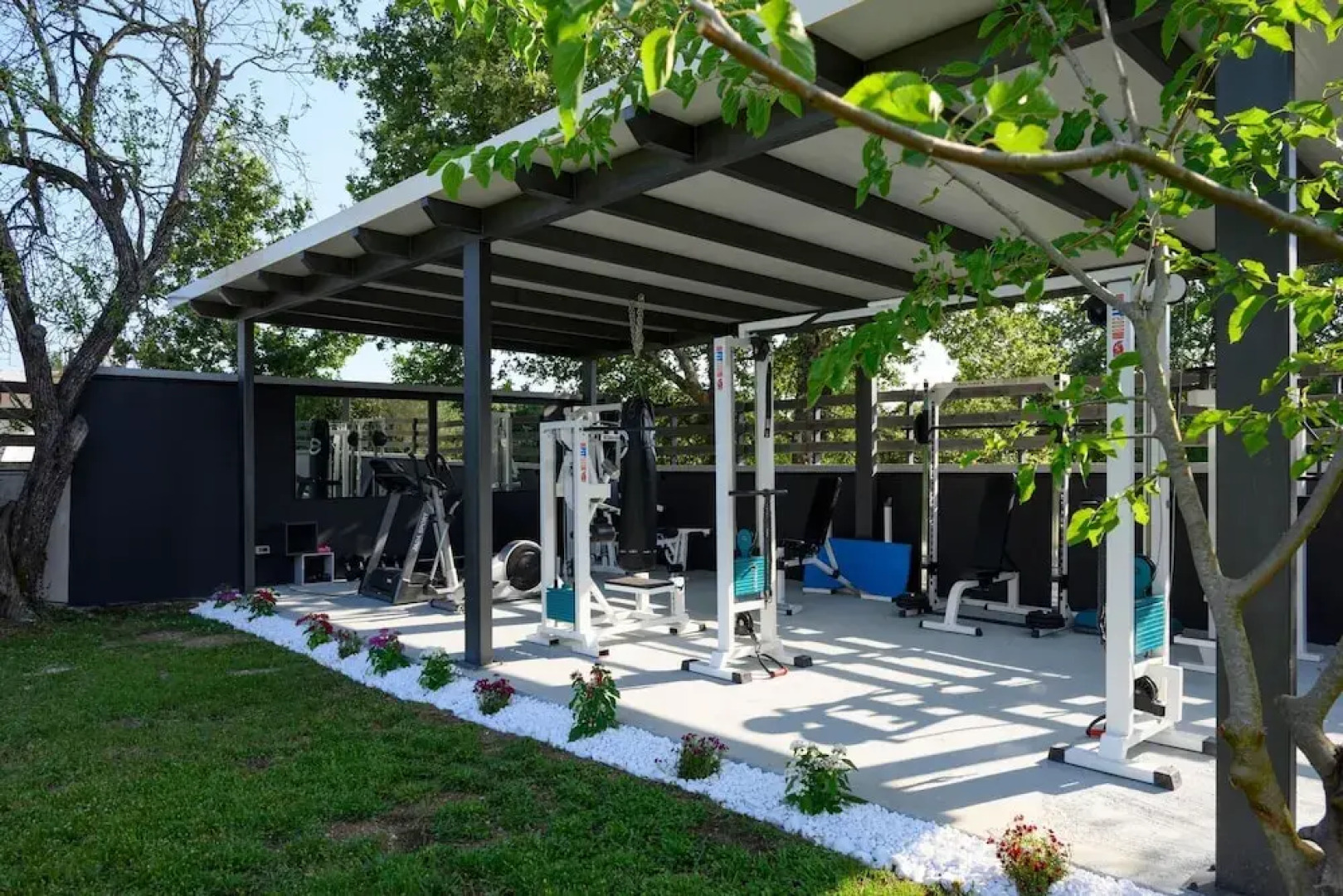 Villa Black White Dassia