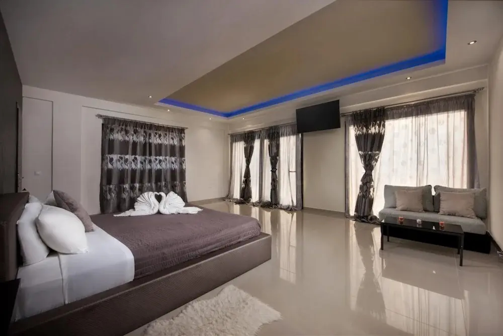 Villa Black White Dassia