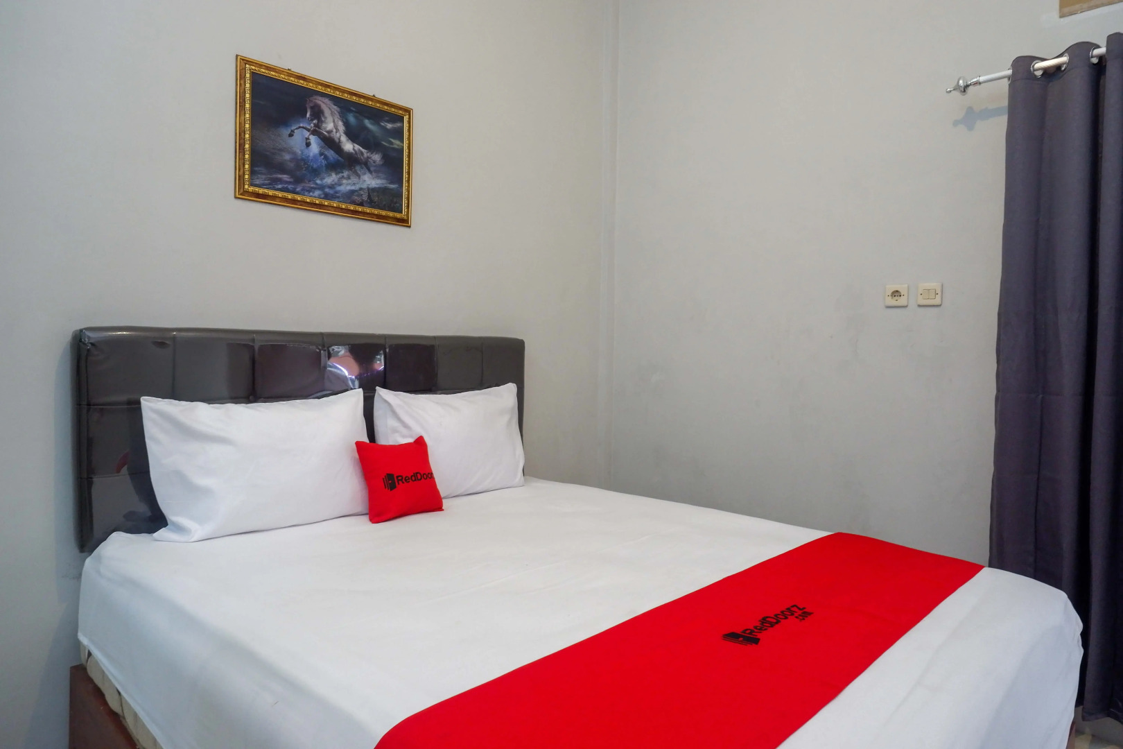 RedDoorz near Patung Kuda Solo Baru