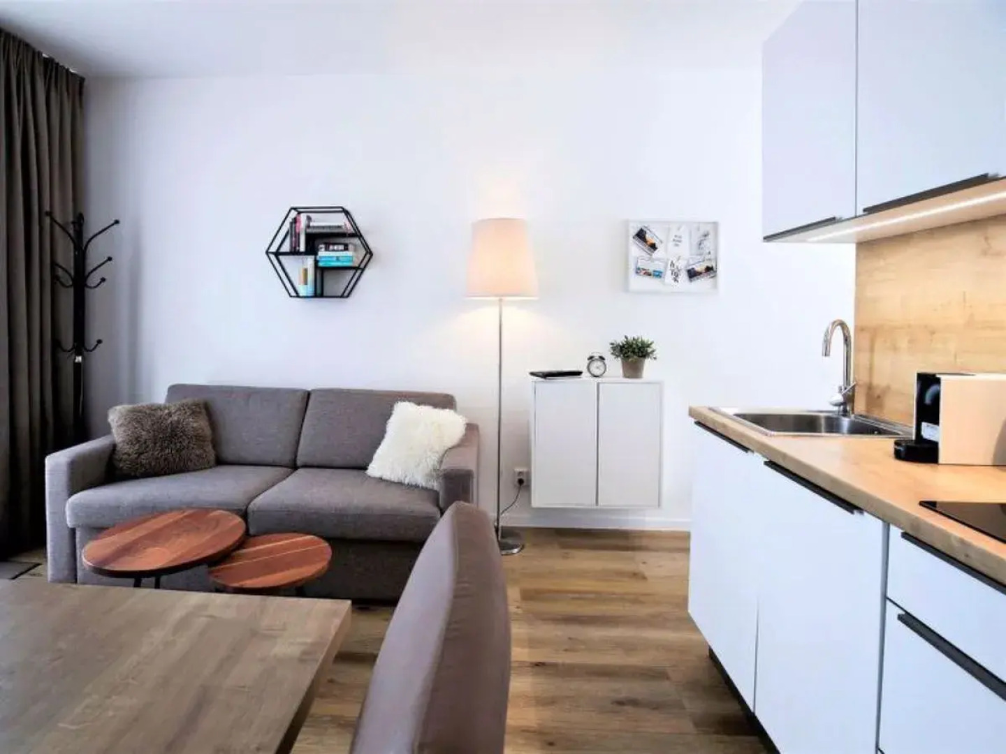 Lakeside Village 16581