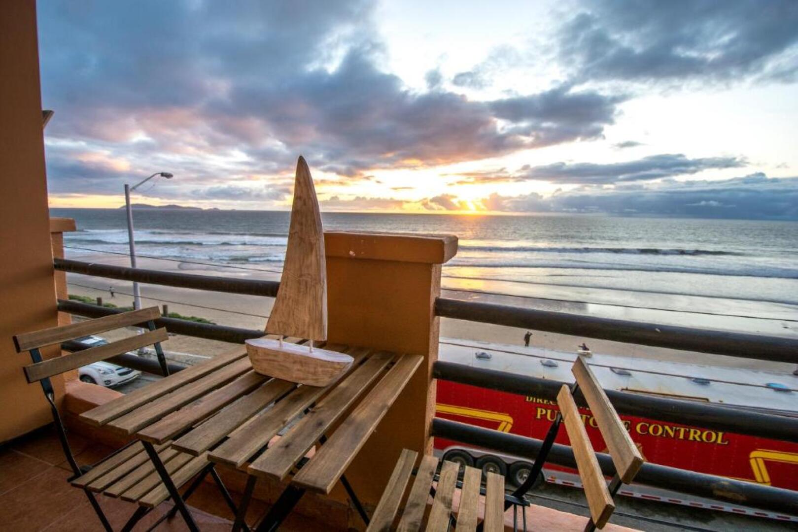 True BEACHFRONT cozy - 1 Bedroom Apt