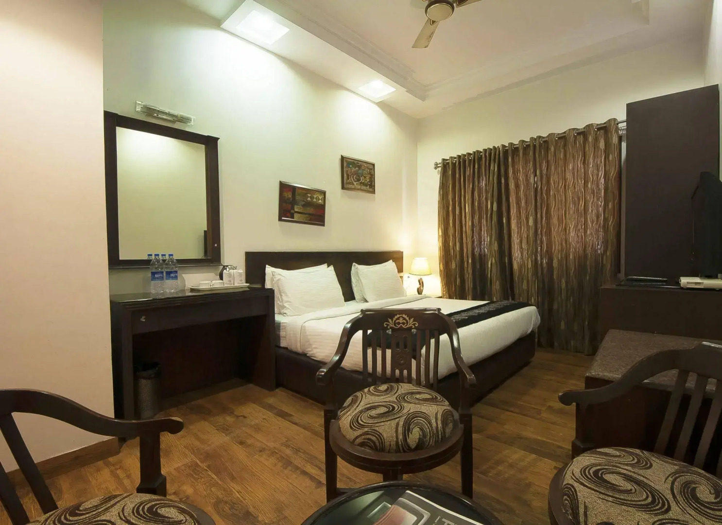 OYO Flagship 113 Golden Temple Road