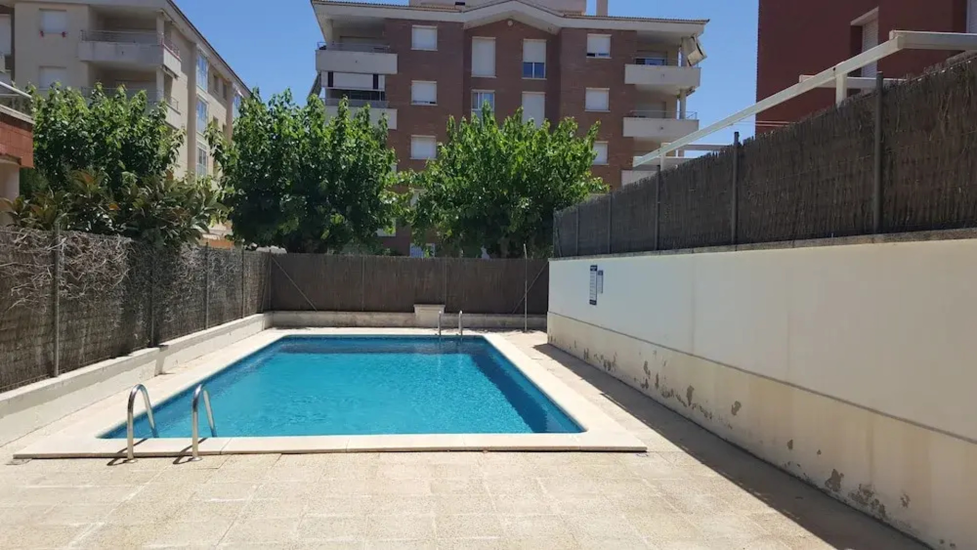 Apto luminoso con piscina y vistas mar