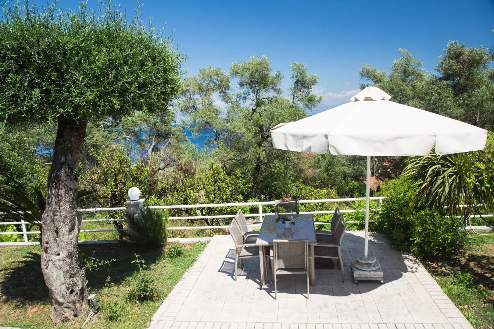 Brentanos Apartments ~ A ~ View of Paradise