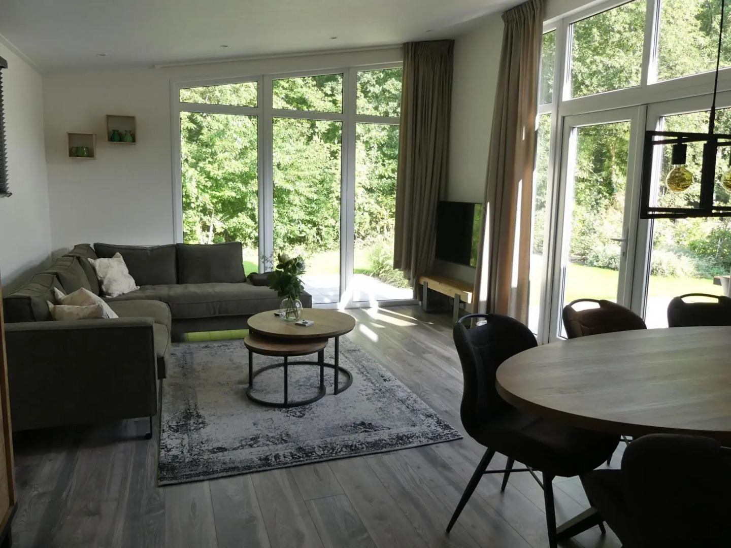 Modern chalet with beautiful garden, located in a holiday park by the forest