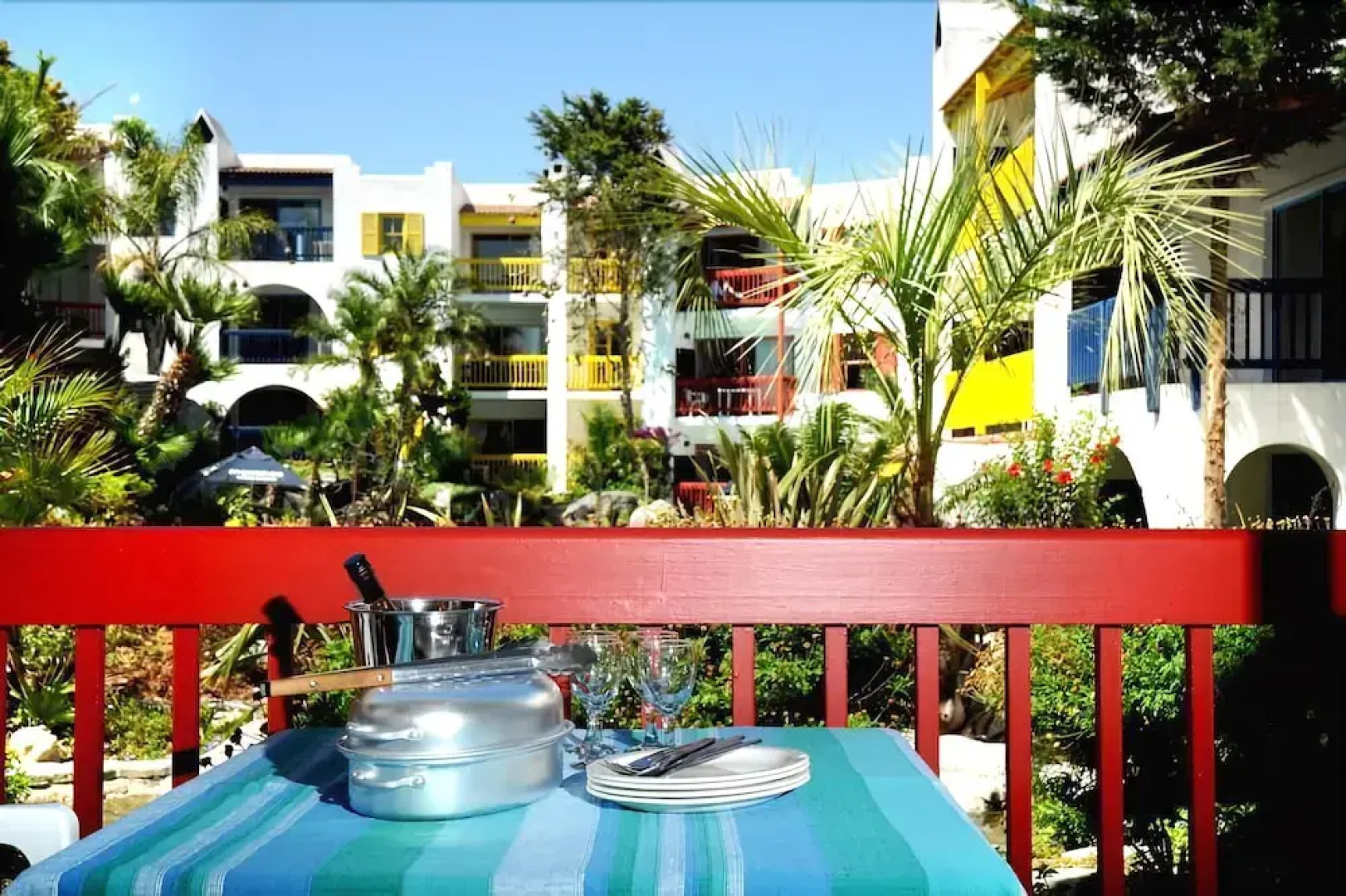 Club Mykonos Athenian Cascades